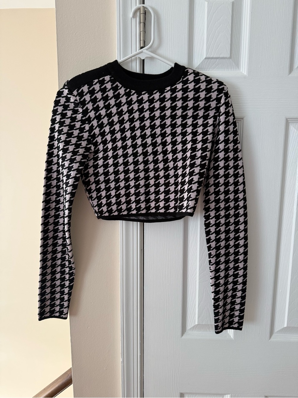 Express Black & White Houndstooth Cropped Sweater Top